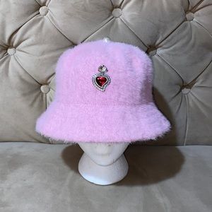 (Bucket hat)furry pink.The brand“WhenSmokeClears”.